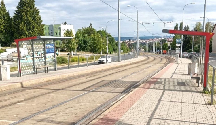 Vedra rozvířila debatu o zastávkách MHD. Nechrání před sluncem a mění se ve skleníky