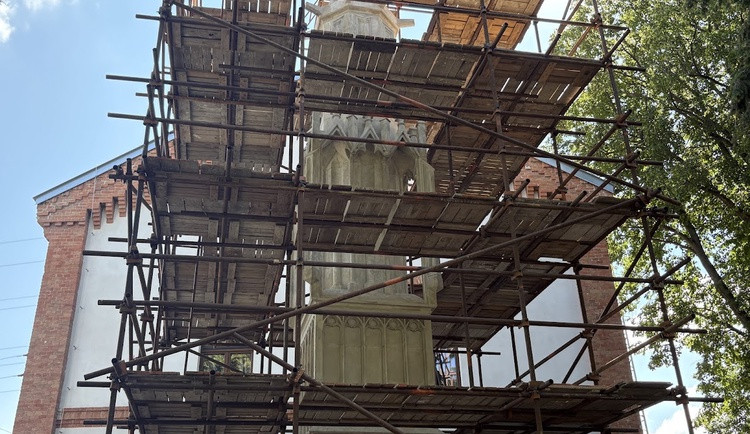 V Křenové restaurátoři opravují sloup, který přešel řeku bez jediného kroku