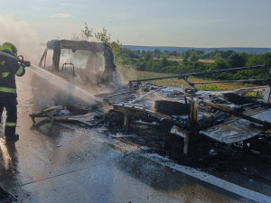 Požár dodávky s přívěsem ochromil dálnici D5, hasiči řešili masivní únik nafty