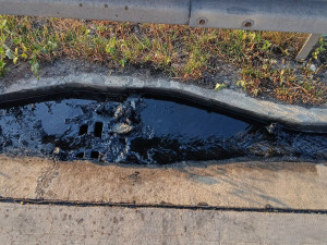 Požár dodávky s přívěsem ochromil dálnici D5, hasiči řešili masivní únik nafty
