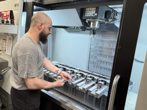 Odsouzený Michal pracuje na CNC stroji