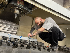 Vězni vyrábějí přesné díly pro letadla. Někteří v práci pokračují i na svobodě