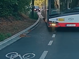 Video zachytilo chlapce na kole, jak sjíždí speciálním cyklopruhem v protisměru