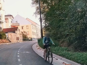 Video zachytilo chlapce na kole, jak sjíždí speciálním cyklopruhem v protisměru