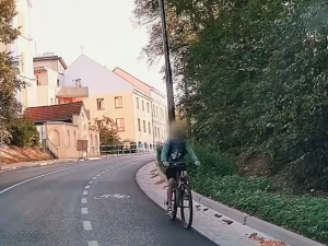 Video zachytilo chlapce na kole, jak sjíždí speciálním cyklopruhem v protisměru