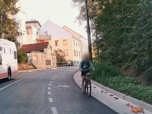 Video zachytilo chlapce na kole, jak sjíždí speciálním cyklopruhem v protisměru