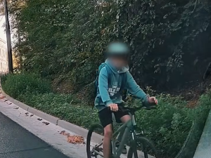 Video zachytilo chlapce na kole, jak sjíždí speciálním cyklopruhem v protisměru