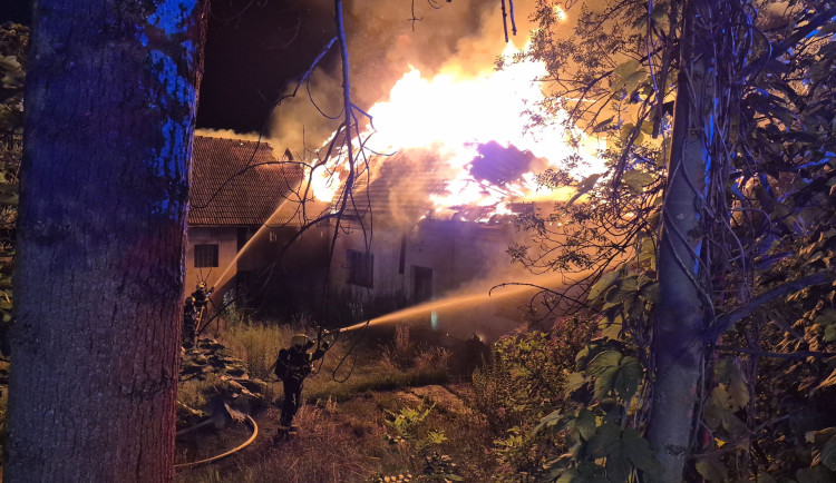 Obří požár opuštěného statku ve Frýdku-Místku hasilo osm jednotek. Zásah trval dvacet hodin