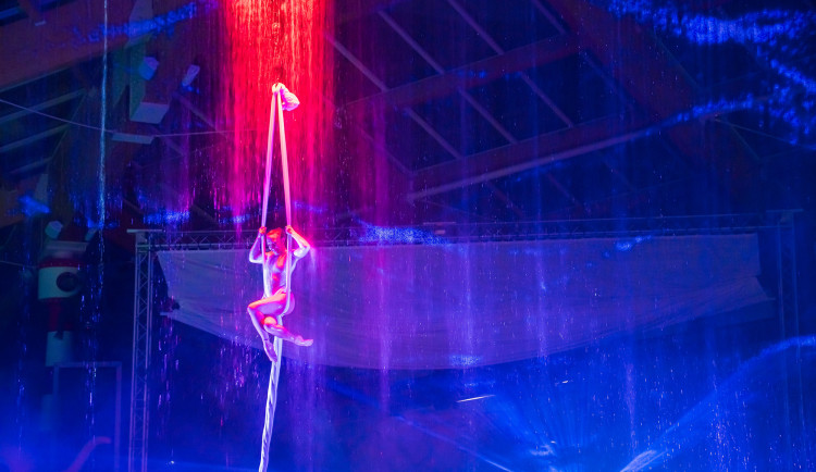 Aquapalace Praha zve na večery plné hudby, tance a světelných show