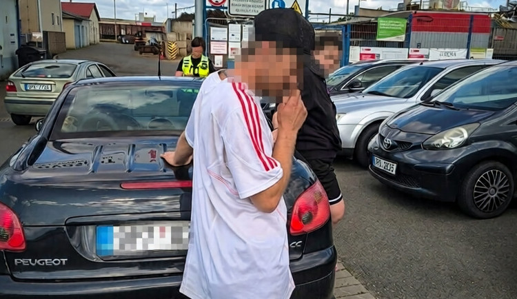 Spěchal s přítelkyní do nemocnice a překročil rychlost. Pak se provalil velký problém