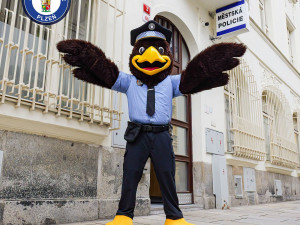 Tady orel. Strážníci představili nového maskota Edu a internet blázní