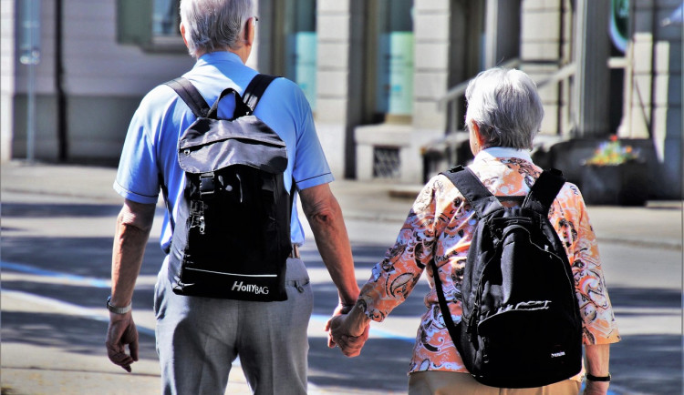 Schodek důchodů klesl na 3,3 miliardy, průměrná penze dosáhla 21 135 korun