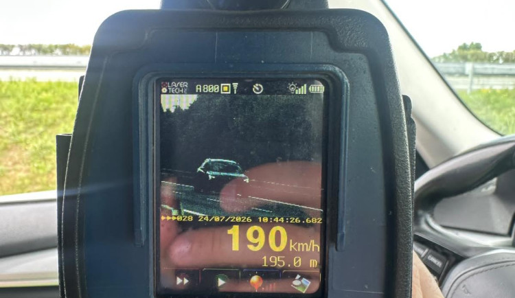 Překročil rychlost o rovnou stovku. U Hradce se řítil 190 km/h na devadesátce