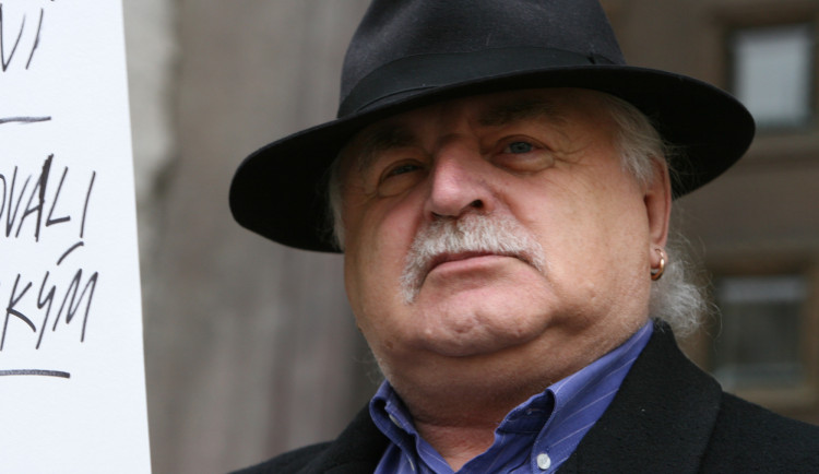 Vláda schválila pro Knížáka pohřeb se státními poctami