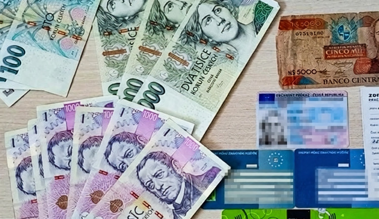 Muž našel na lavičce opuštěné tašky. To, co bylo uvnitř, ho pořádně překvapilo