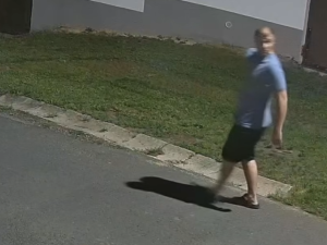 Policie pátrá po totožnosti tohoto muže. Nepozná ho někdo?