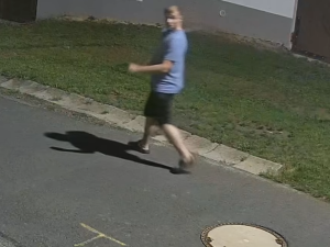 Policie pátrá po totožnosti tohoto muže. Nepozná ho někdo?