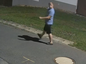 Policie pátrá po totožnosti tohoto muže. Nepozná ho někdo?