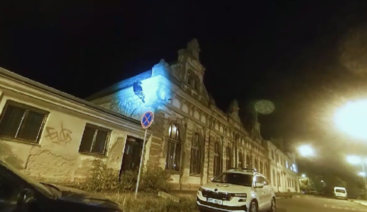 Horší místo pro krádež mědi si vybrat nemohl, zloděj dostal tip od známých z ulice