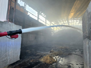Hasiči celou noc bojovali s požárem seníku, škody přesáhly dva miliony korun.