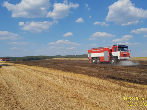 Požár strniště mezi Borkem a Dehetnou na Tachovsku