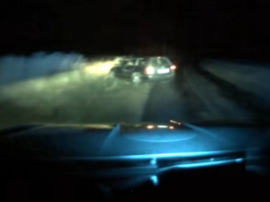 Devatenáctiletý recidivista ujížděl policistům. Při honičce jim poškodil dvě auta
