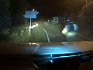Devatenáctiletý recidivista ujížděl policistům. Při honičce jim poškodil dvě auta