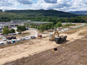 U Domažlické nemocnice vniká nové parkoviště pro desítky aut