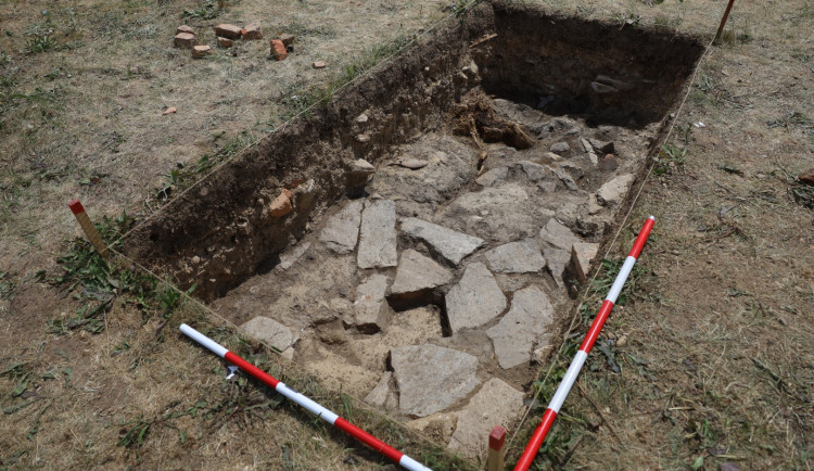 Archeologové odhalili pozůstatky tábora, kde za války věznili Romy