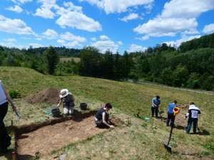 Archeologové odhalili pozůstatky tábora, kde za války věznili Romy