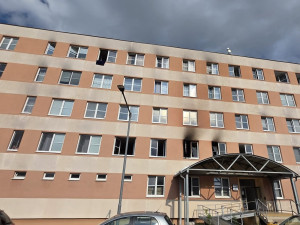 Z oken se valil černý kouř, dům musely opustit desítky lidí. Škody jsou obrovské