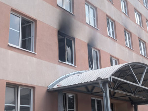 Z oken se valil černý kouř, dům musely opustit desítky lidí. Škody jsou obrovské