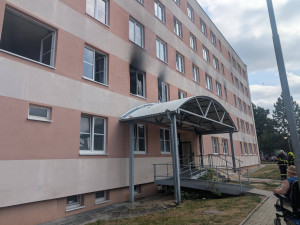 Z oken se valil černý kouř, dům musely opustit desítky lidí. Škody jsou obrovské
