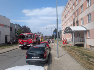 Z oken se valil černý kouř, dům musely opustit desítky lidí. Škody jsou obrovské
