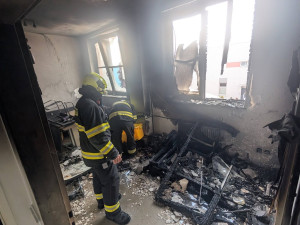 Z oken se valil černý kouř, dům musely opustit desítky lidí. Škody jsou obrovské