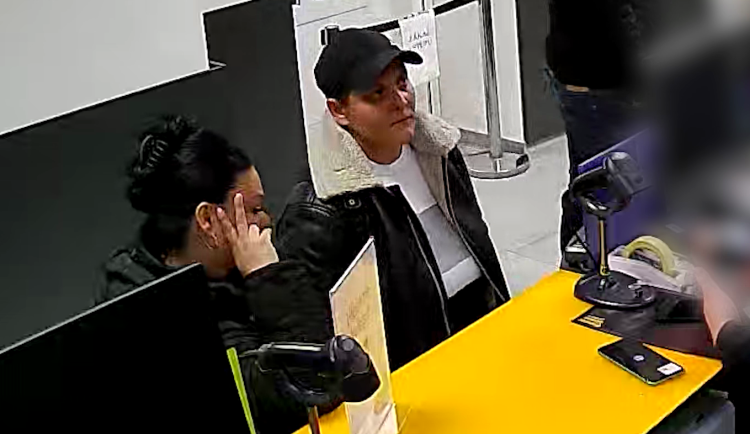 Ukradenou kartou vybrala 50 tisíc. Policisté hledají podezřelou ženu