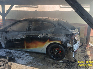Plameny pohltily pergolu a vzápětí i auto. Hrozilo, že zachvátí i rodinný dům
