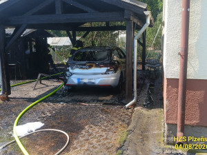 Plameny pohltily pergolu a vzápětí i auto. Hrozilo, že zachvátí i rodinný dům