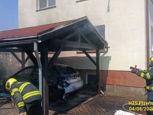 Plameny pohltily pergolu a vzápětí i auto. Hrozilo, že zachvátí i rodinný dům