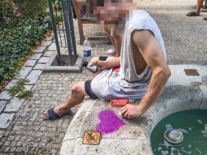 Neobvyklé fialové dílo na kašně vzbudilo pozornost. Autor seděl o pár kroků dál