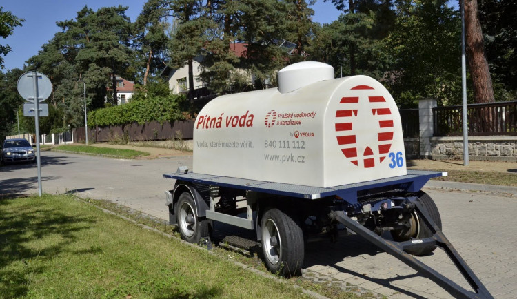 V Praze 6 jsou bez pitné vody tisíce domácností, vydržet musí ještě jeden den