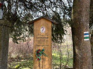 Od šumavské hájovny v Pustině zmizelo pamětní prkno legendárního lékaře