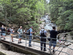 Největší vodopády Šumavy a tajemná hora plná štol. Tento výlet vás určitě ohromí
