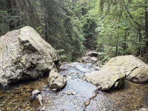 Největší vodopády Šumavy a tajemná hora plná štol. Tento výlet vás určitě ohromí