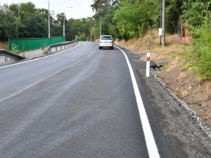 Řidičům se o něco uleví. Po měsíci skončila oprava části důležité ulice Na Roudné