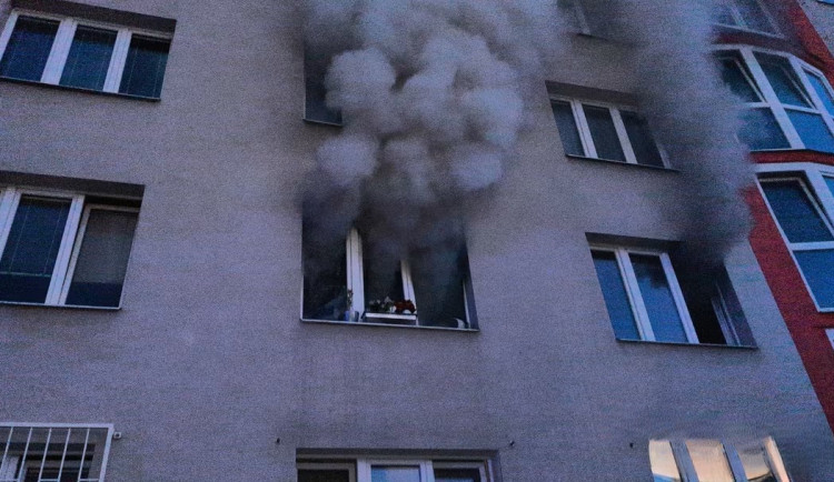 Elektrická koloběžka způsobila požár bytu. Hasiči z kouře evakuovali 22 obyvatel