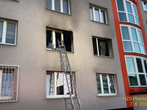 Elektrická koloběžka způsobila požár bytu. Hasiči z kouře evakuovali 22 obyvatel