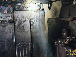 Elektrická koloběžka způsobila požár bytu. Hasiči z kouře evakuovali 22 obyvatel