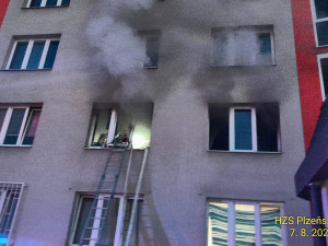 Elektrická koloběžka způsobila požár bytu. Hasiči z kouře evakuovali 22 obyvatel