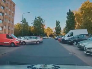 Řidič provedl bizarní manévr přímo před zraky policie. Vše zachytila jejich kamera